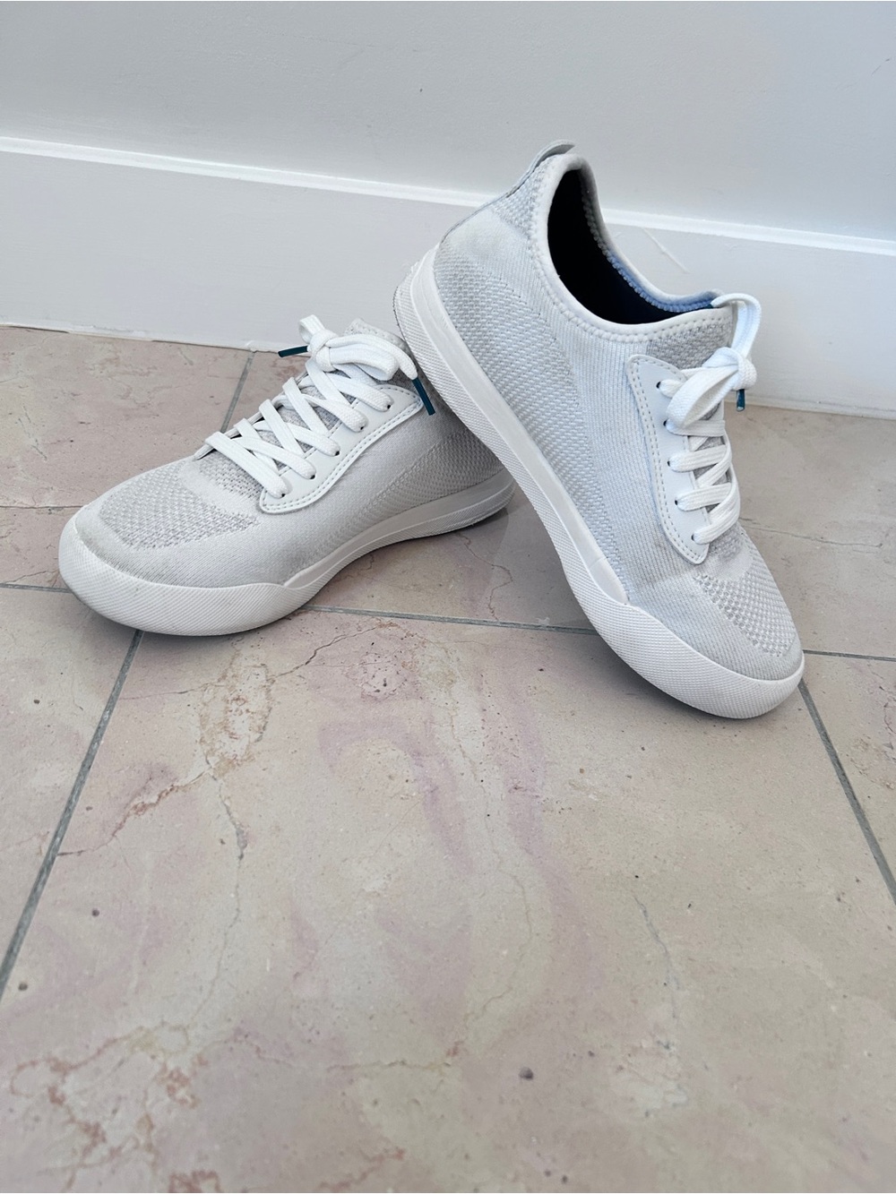 Vessie Weekend Knit Sneakers Women’s Size 7  Marble White Waterproof Casual DESC